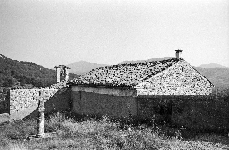 Vers-sur-Méouge. - La chapelle Saint-Côme et Saint-Damien et le cimetière.