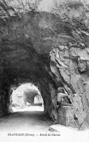 Deux des quatre tunnels du défilé du Charan.