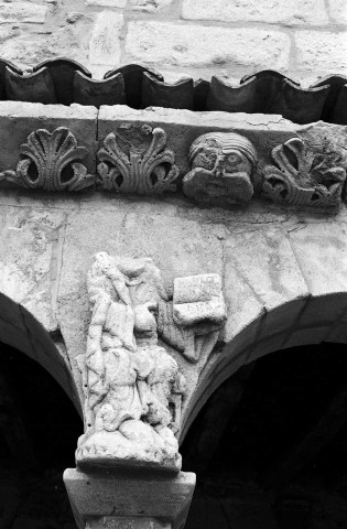 Saint-Donat-sur-l'Herbasse.- Détail du cloître du Palais Delphinal.