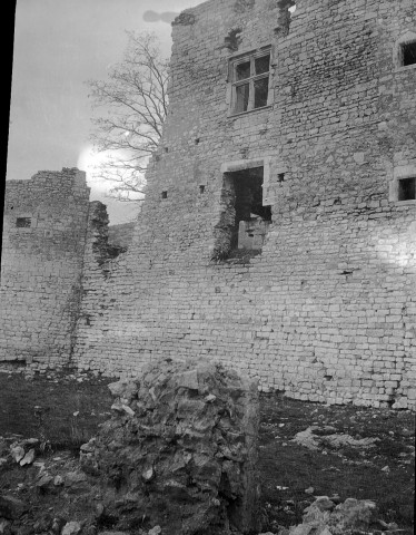 Poët-Laval. - Façade du château.