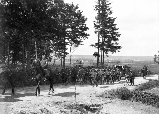 Région de Girmont (Vosges). - Section de brancardiers avec ambulance hippomobile au second plan.