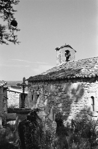 Bellegarde-en-Diois. - La façade sud de l'église Saint Joseph du hameau de Montlahuc et le cimetière.