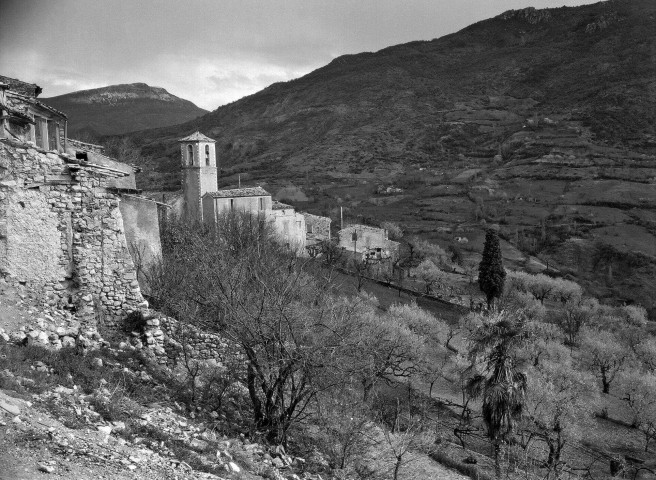La Roche-sur-le-Buis. - Vue du village et du clocher de l'église Saint Christophe (XIIIe siècle)