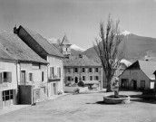 Lus-la-Croix-Haute. - La fontaine place de la mairie.