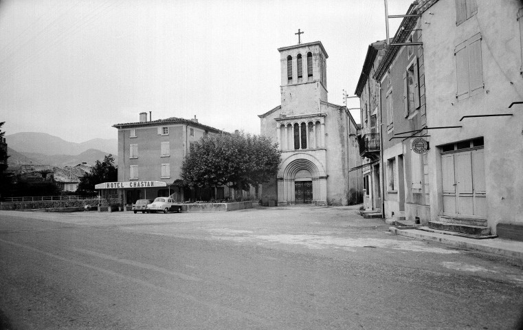 Bourdeaux.- Vue de l'église Saint Savin