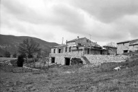La Roche-Saint-Secret-Béconne.- Ferme en restauration.