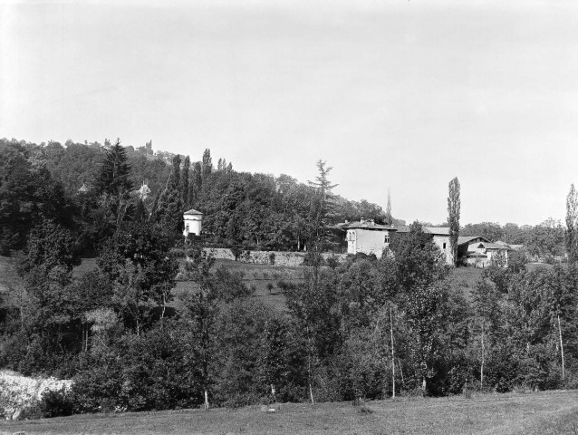 Saint-Thomas-en-Royans.- Vue générale du château de la Chartronnière, ancienne maison forte remaniée au XVIe et XVIIIe siècle.