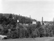 Saint-Thomas-en-Royans.- Vue générale du château de la Chartronnière, ancienne maison forte remaniée au XVIe et XVIIIe siècle.