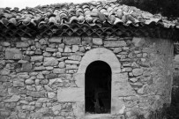 Boulc.- Détail de la façade nord de la chapelle du hameau des Tatins.