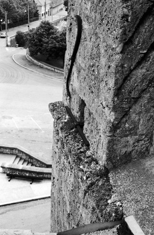 La Chapelle-en-Vercors. - Détail de détériorations du clocher de l'église Assomption de Notre-Dame.