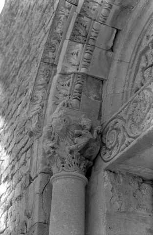 Sainte-Jalle. - Chapiteau du porche de l'église Notre-Dame de Beauvert.