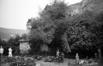 Omblèze. - La chapelle Sainte-Madeleine et le cimetière du hameau d'Ansage, avant les travaux de dégagement de juillet 1979.