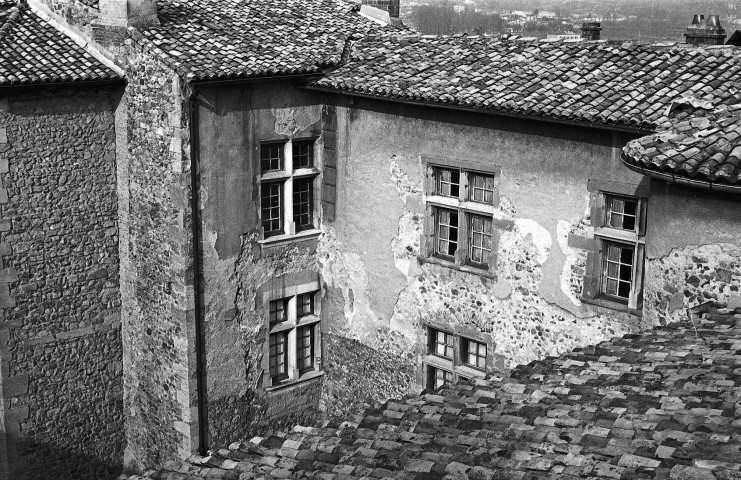 Saint-Vallier. - L'angle nord-ouest de la cour du château.