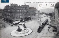 Le monument d’Émile Augier (1897) place de la République.