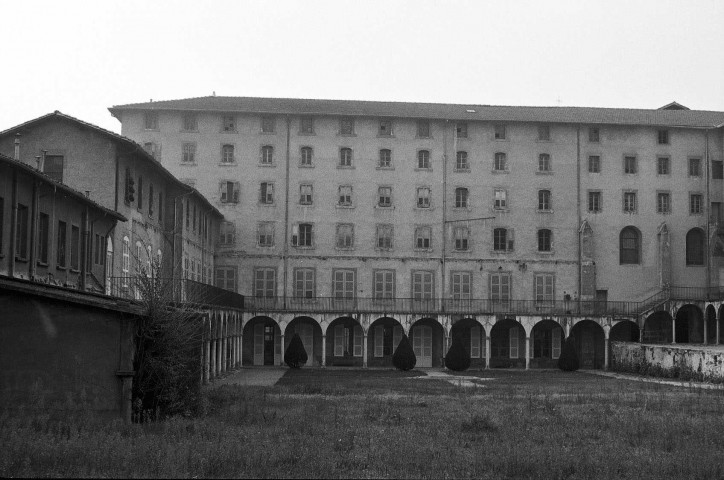 Romans-sur-Isère. - La façade est, sur jardin, du musée de la Chaussure, l'ancien couvent des Ursulines.