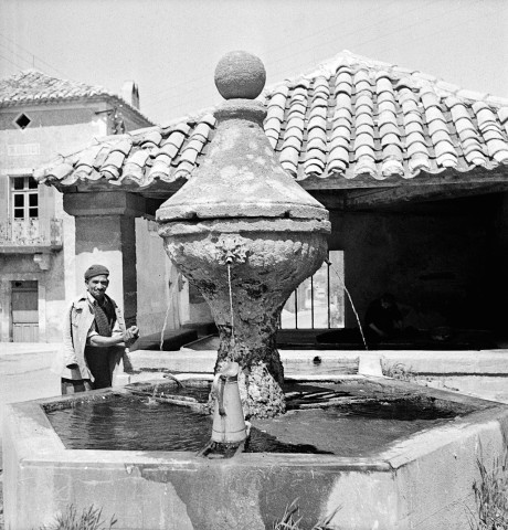 Rochegude. - Fontaine.