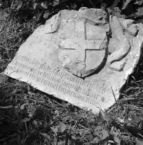 Piégros-La Clastre.- La pierre tombale des Jony seigneurs de Piègros, se trouvait dans le mur de la chapelle Saint-Jean-l'Évangéliste.