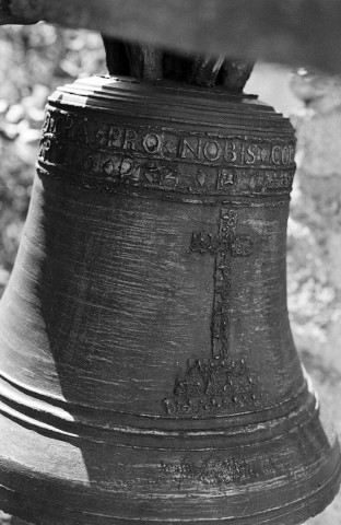 Cornillon-sur-l'Oule. - La cloche de l'église Saint-Michel.