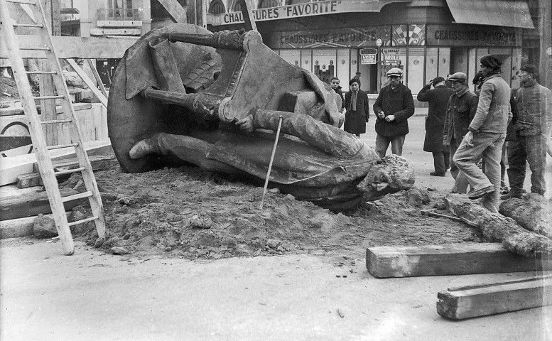 Valence.- Démolition du monument d'Émile Augier, place de la République en janvier 1942.