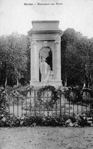 Le monument aux morts place de la République.