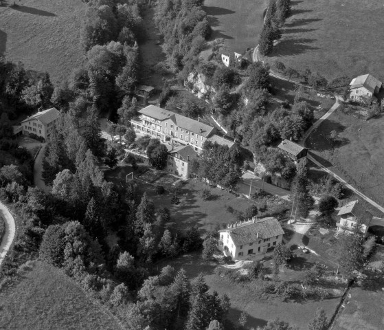 Vue aérienne du hameau les Barraques-en-Vercors.