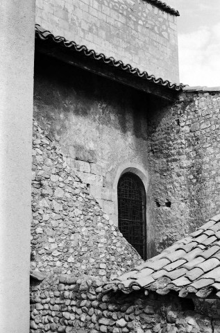 Donzère. - L'escalier extérieur d'accès au clocher de l'église Saint-Philibert.