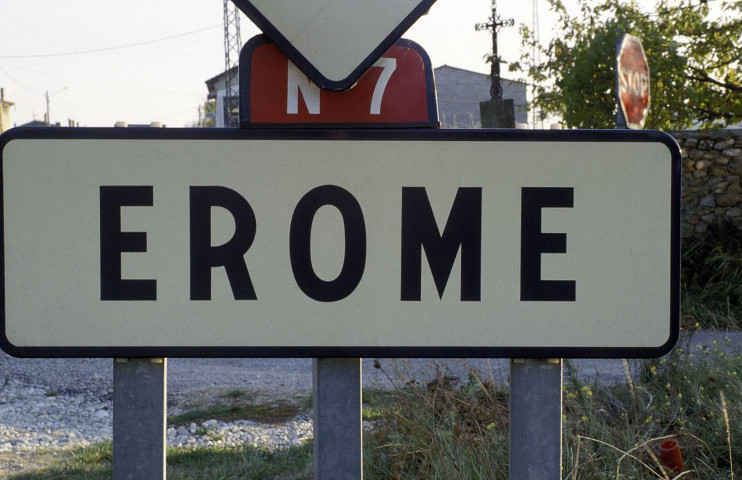 Erôme.- Le panneau indicateur du village.