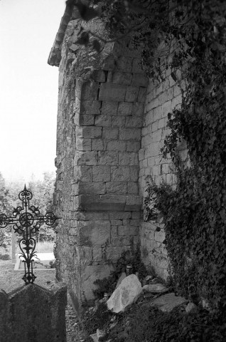 Suze-sur-Crest.- Le chevet de la chapelle Chosséon et le cimetière.