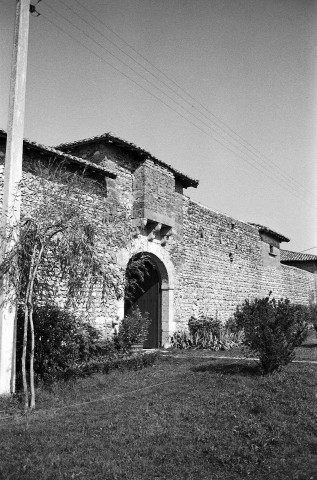 Bésayes. - La poterne d'entrée sud du domaine des Thévenins.