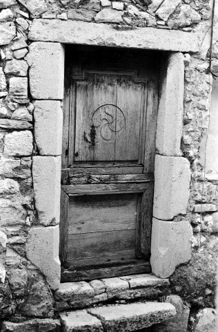 Rochebrune. - Porte d'une maison de la rue principale du village.