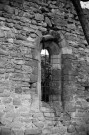 Montmiral. - Fenêtre sud du choeur de la chapelle Saint-Martin.
