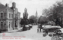 Marché place de la mairie construite en 1884.