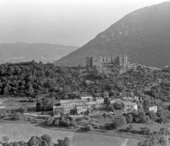 Vue aérienne du village et des ruines du château.