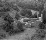 Vue aérienne des ruines de la chapelle du prieuré et du cimetière.