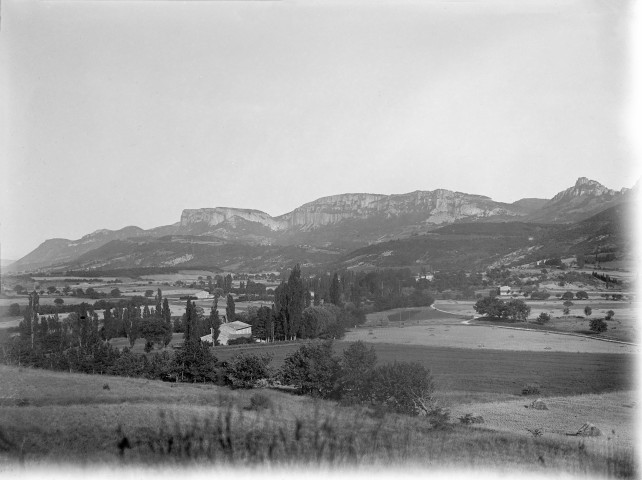 Montagnes d'Eyzahut et de Souspierre. - Vue lointaine depuis Charozat vers le Colombier.