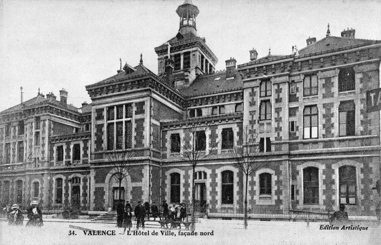 La mairie vue de la rue Madier-de-Montjau.