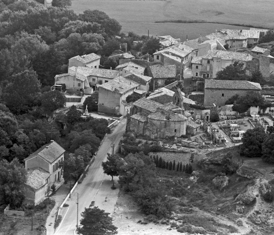 Vue aérienne du village, de l'église Sainte-Croix et du cimetière.