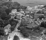 Vue aérienne du village, de l'église Sainte-Croix et du cimetière.