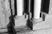 Manthes.- La base des piliers du porche de l'église Saint-Pierre.