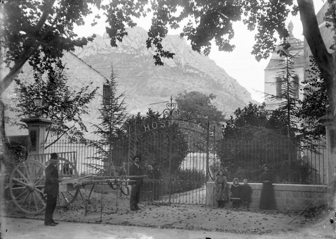 Buis-les-Baronnies.- Personnages devant l'hospice.