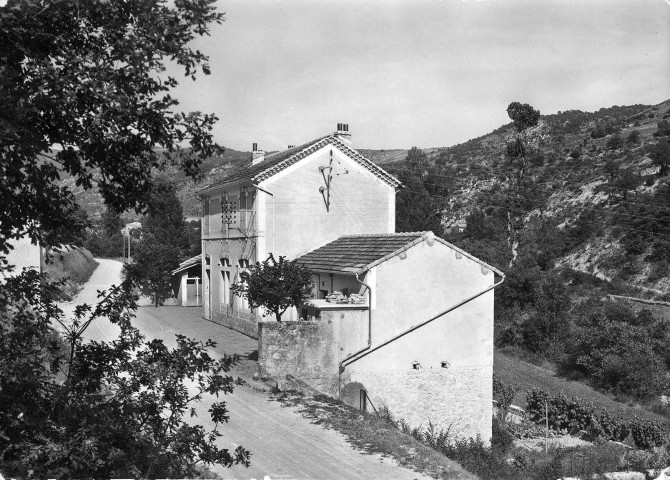 La mairie et l'école.