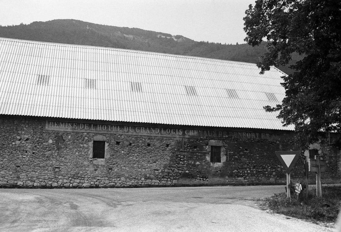 Lus-la-Croix-Haute. - L'écurie de l'ancien relai de poste au hameau des Lussettes.