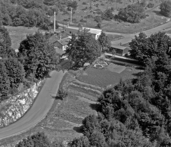 Vue aérienne de la charcuterie Chomarat au col des Limouches.