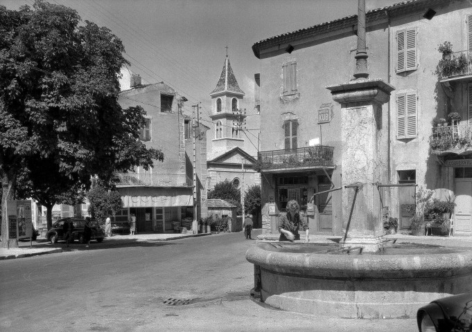 Luc-en-Diois. - Place de la Fontaine.