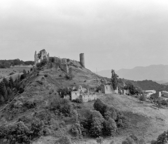 Vue aérienne du village et des ruines du château (XIIIe-XVIe siècle).