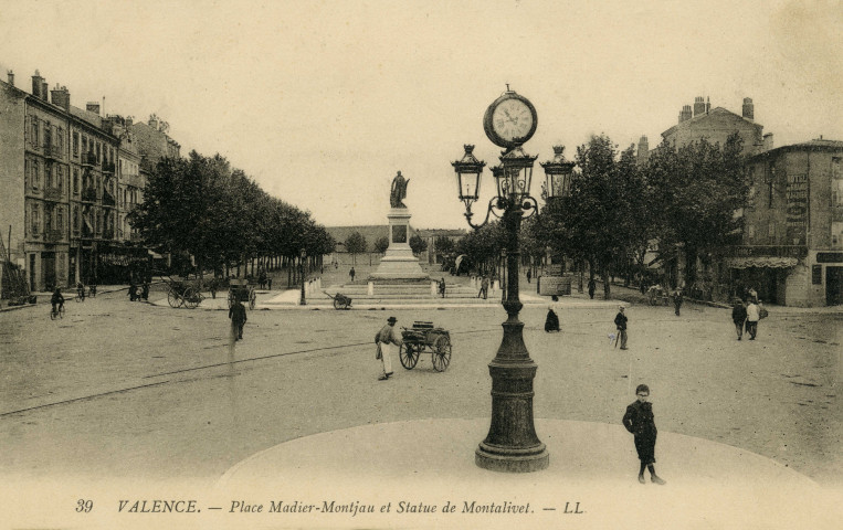 Valence. - Place Madier-Montjau et statue de Montalivet.