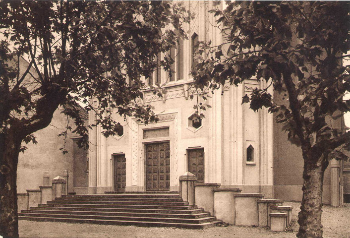 Le porche de l'église Notre-Dame de Lourdes.