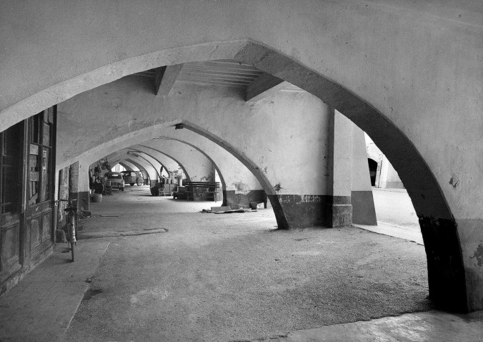 Buis-les-Baronnies. - Les arcades.