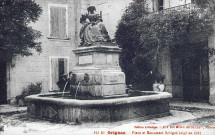 La fontaine monumentale, le pilier sert de piédestal à la statue de Madame de Sévigné (1857).