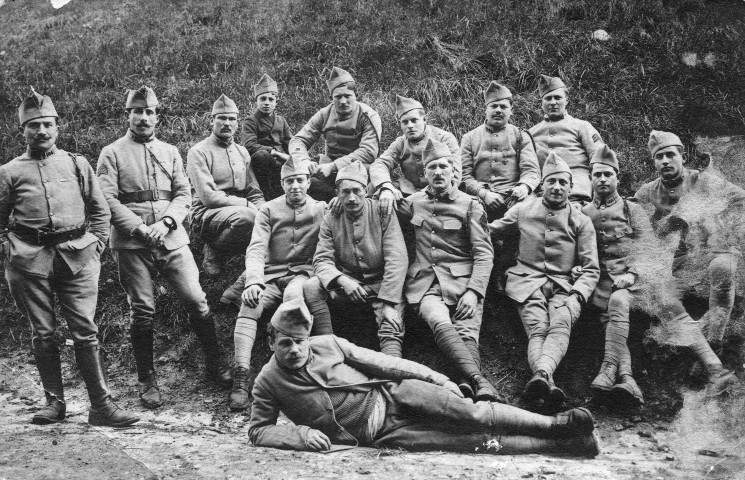 Léon Blanc (rang du haut 3e à partir de la gauche) et ses compagnons.